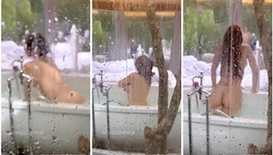 Flagra de Famosa professora tomando banho pelada na banheira