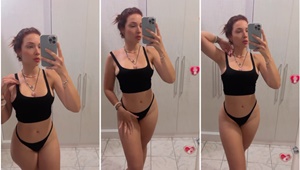 Brasileira famosa usando calcinha fio dental preta se exibindo