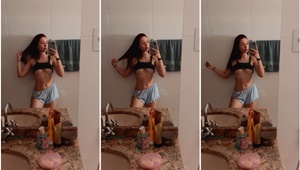 Brasileira novinha de Cocalzinho de Goiás sensualiza fazendo selfie
